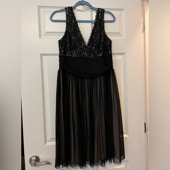 Size 14 Midi Lace Dress - Picture 1 of 4